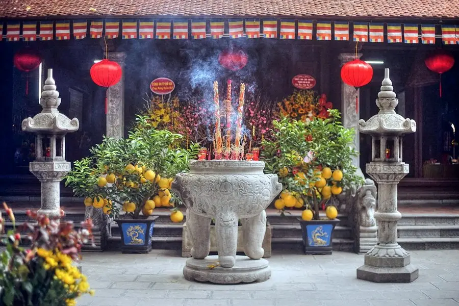 Ba Da pagoda and the spiritual life of Hanoi people 11 Incense burning in Ba Da pagoda