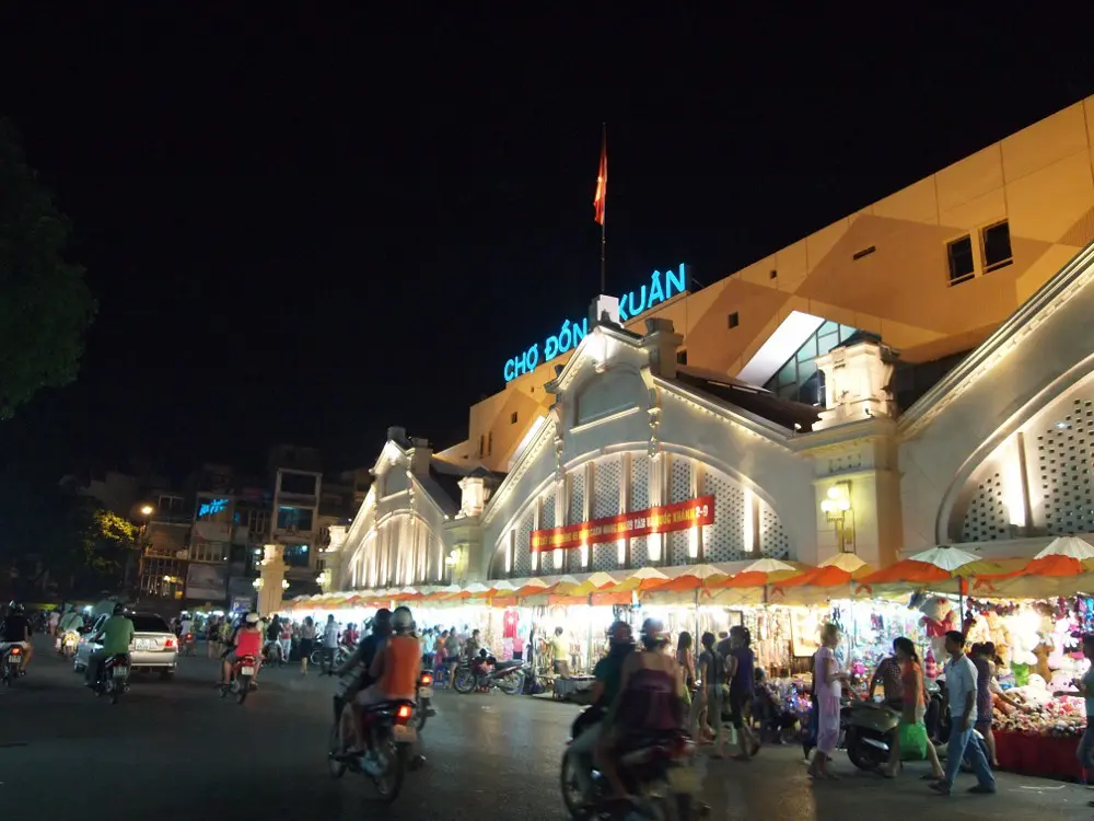 Dong Xuan market, the unique wholesale market of Hanoi? 18 Dong Xuan Market-Vibrant night/ source schin-mainz- flickr