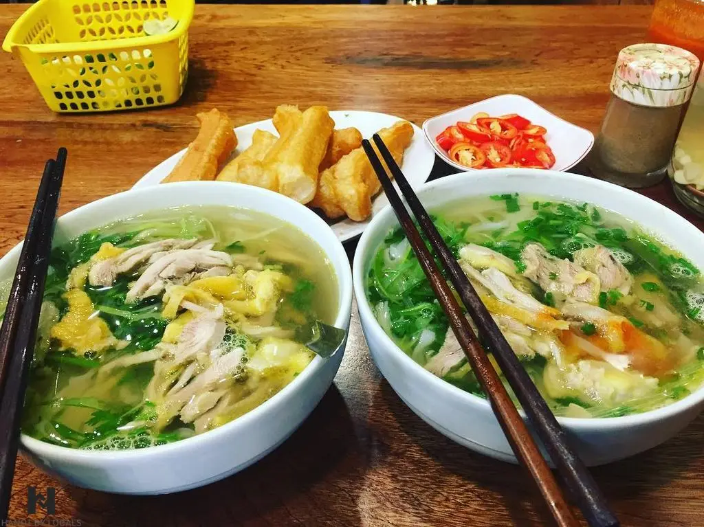 How to choose the best Hanoi Street Food tour? 19 Noolde with chicken for breakfast