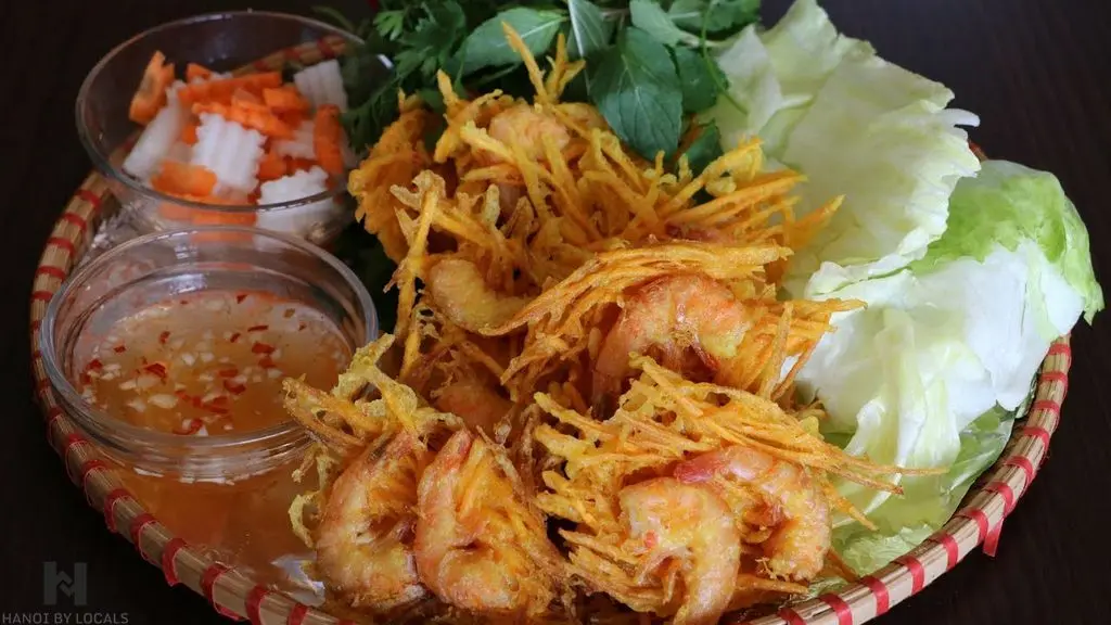 How to choose the best Hanoi Street Food tour? 26 West Lake shrimp sweet potato fritter (banh tom)