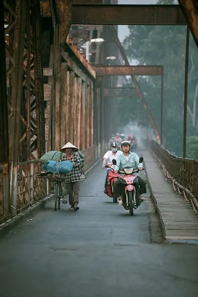 Daily life in Long Bien bridge