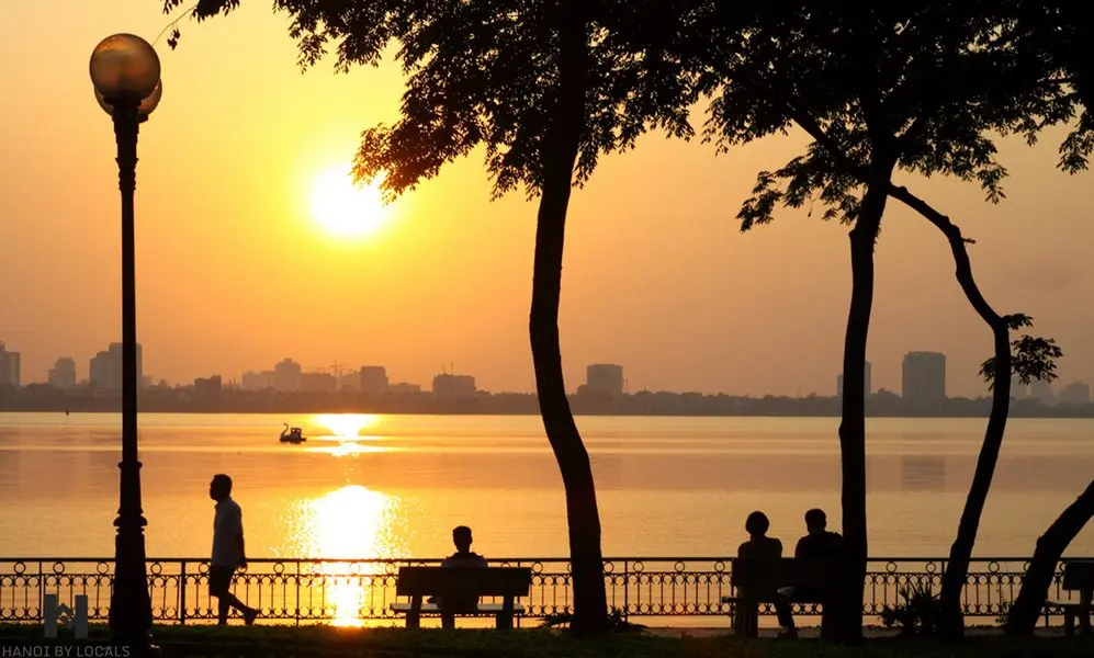 10+ well-known tourist attractions in Hanoi city 22 Sunset in Westlake