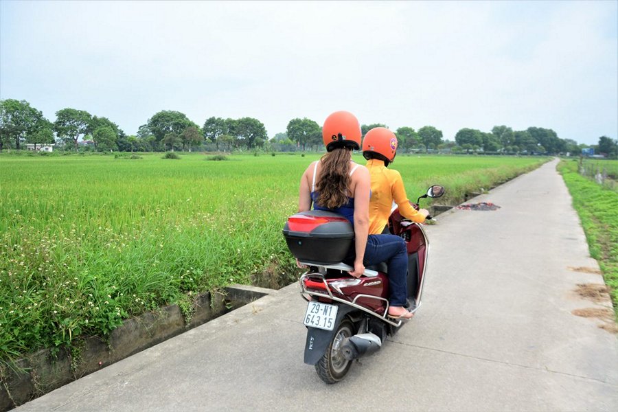 Motorbike tour to Bat Trang ceramic village