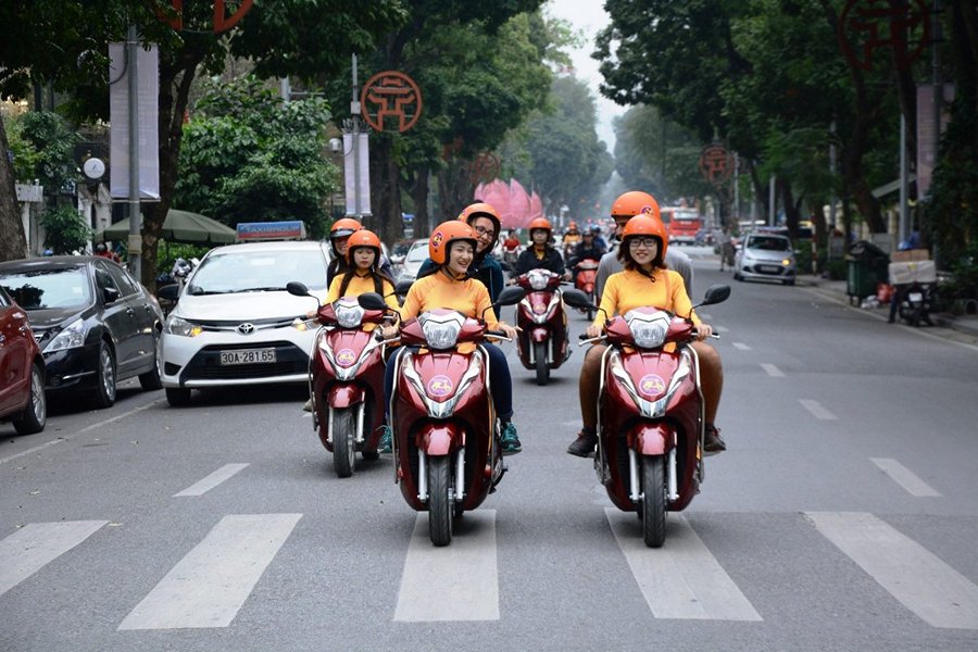 Hanoi street food tour on motorbike