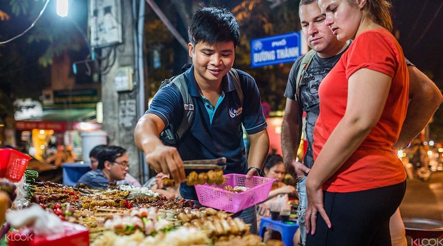 Street food tour in the evening 