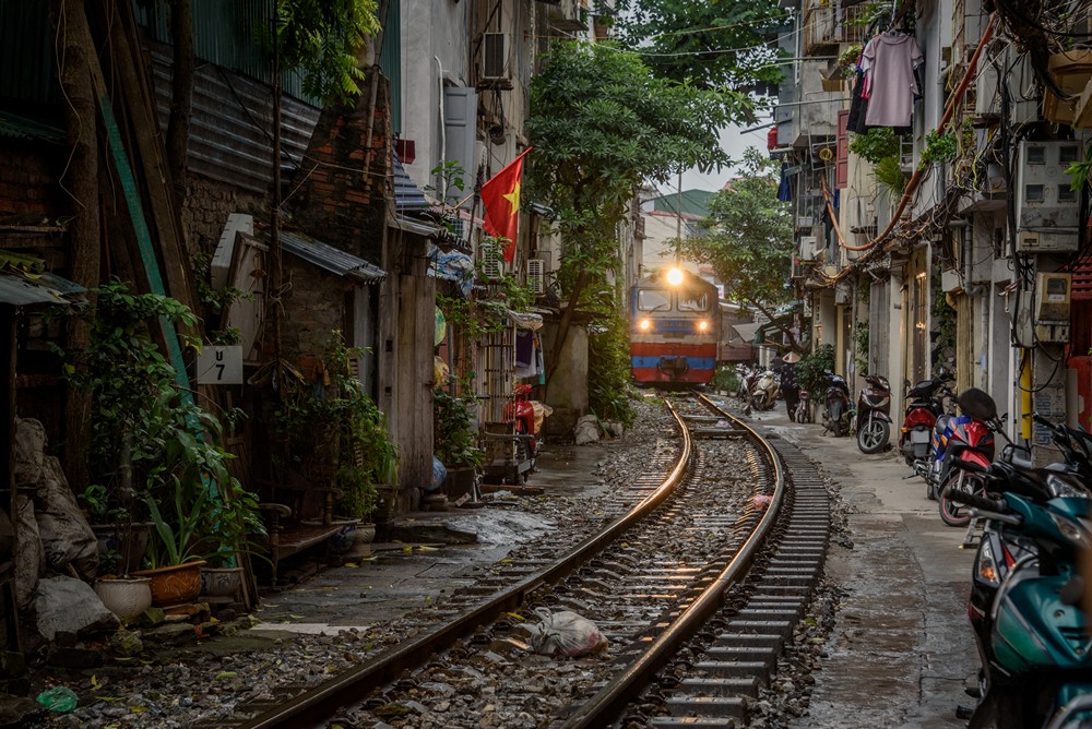 Hanoi train street location 