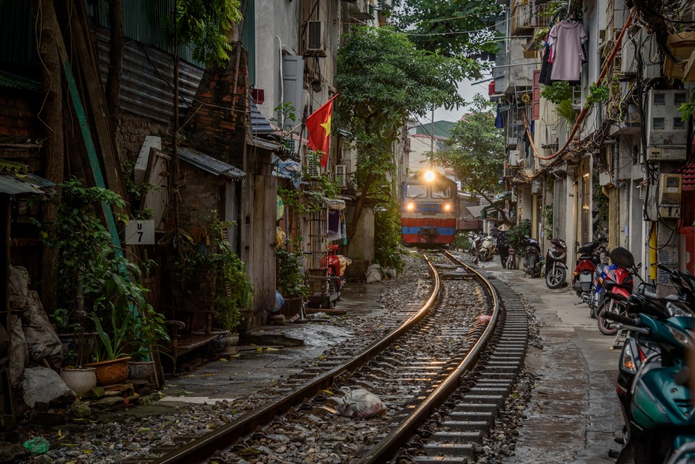 Hanoi train street (Photos & Travel Guide) Hanoi by Locals