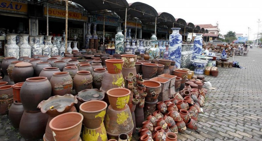 Bat Trang Pottery Village-market