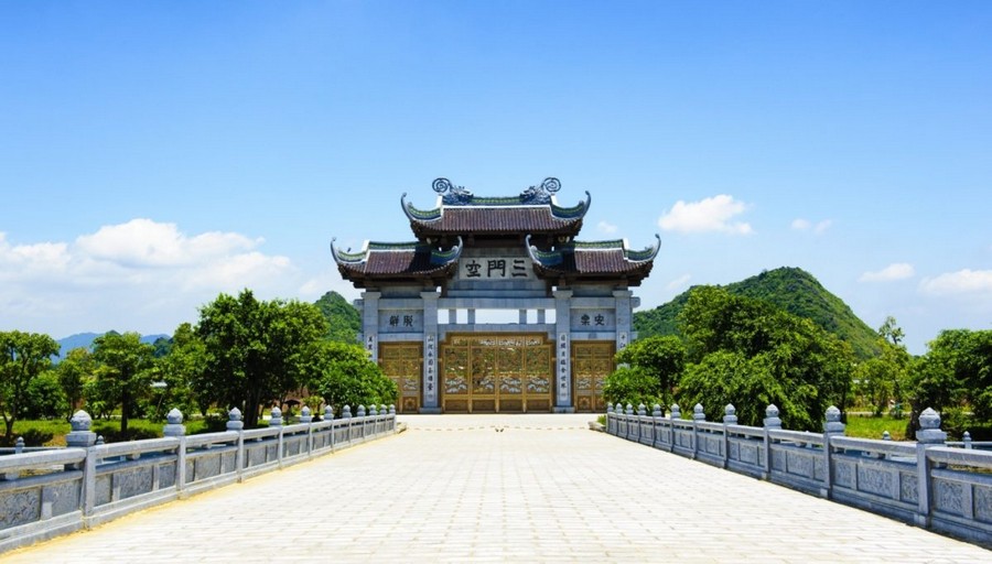 Tam Quan gate at Bai Dinh Pagoda.