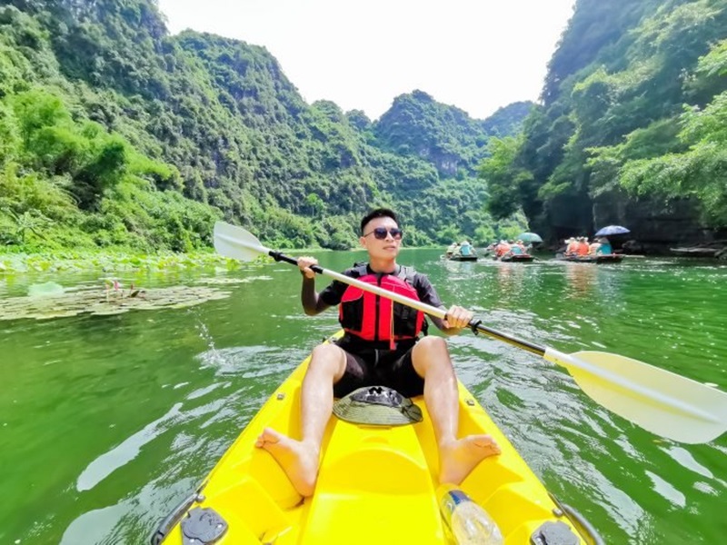 Kayaking in Trang AN