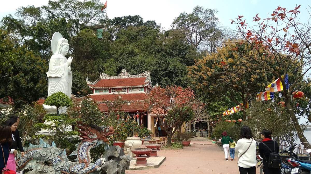 TOP 10 Beautiful Pagodas in Ninh Binh 16 Non Nuoc Pagoda