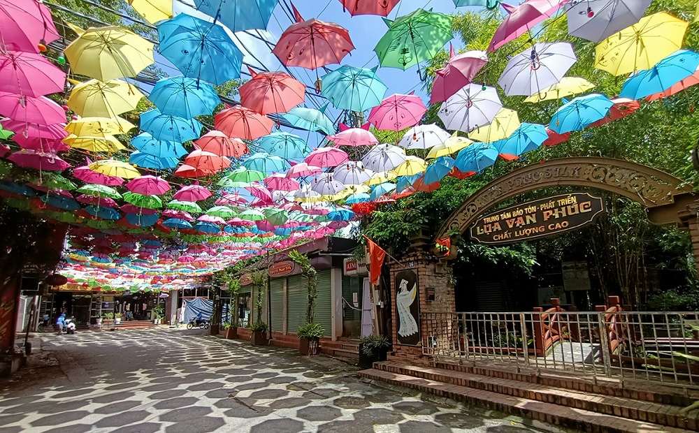 Mid-Autumn Festival in Hanoi 2025: Must-Visit Attractions 20 Van Phuc Silk Village