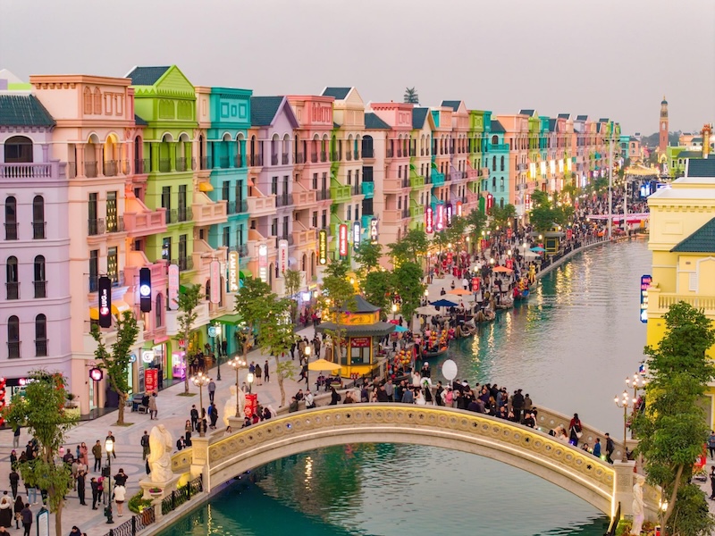Mid-Autumn Festival in Hanoi 2025: Must-Visit Attractions 24 Grand World Entertainment Complex